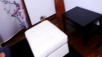 Папик трахает блондинку-подростка за деньги