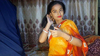 Esposa indiana faz punheta e boquete na buceta apertada para o marido