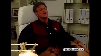 Пушистая немецкая босс Джулия трахает работников втроём