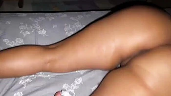 Latina amadora com bunda grande gozando de fio dental