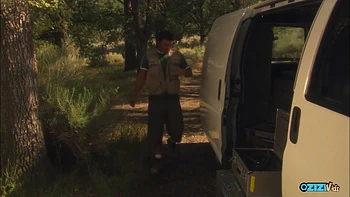 Rubia milf abre el culo en la naturaleza y folla a cucharita