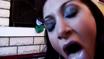 Christian Clay und Brünette werden von kräftigen Schwänzen doppelt gefickt