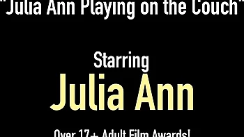 Julia Ann grosse poitrine en solo avec faux seins