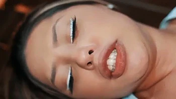 Loira gostosa geme e goza, dando buceta e saliva para o negro bem-dotado