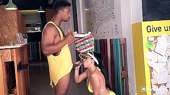 BBC baise la livreuse de pizza BBW adolescente brune