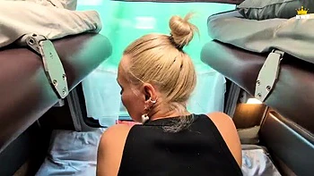 Esposa MILF russa quente chupa e trai o vizinho no ônibus