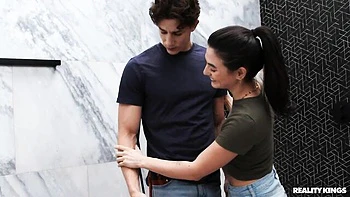 Veronica Rodriguez magrinha chupando pau e fodendo de quatro