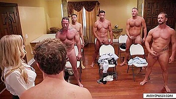 Даниэль Ренае в жестком анальном двойном групповом трахе