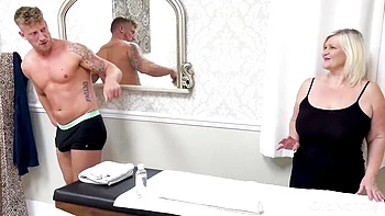 Luke Hardy und Lacey Starr ficken reife Frau hart beim Massage