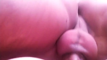 Femme gémit fort pendant que son ami la baise dur