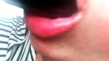 Belle solo se branle le cul en gros plan avec des jouets