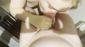 Cuñada limpiando recibe sorpresa de blowjob travieso - teen con culo grande