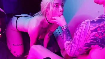 Похотливая блондинка решительно жаждет испортить игру, сосёт киску