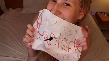 Blonde mignonne se masturbe et jouit chaudement pour un abonné avec Jul Norris