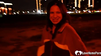 Junge Brünette Teen saugt tief Amateur-Blowjob