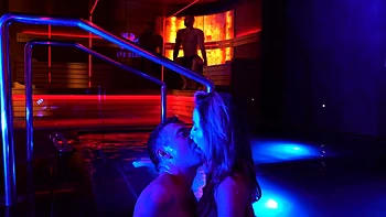 Tätowierte französische Milf Chloe kann der Gier nicht widerstehen