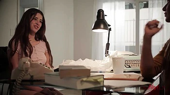 MILF lésbica Kylie Rocket lambe e fode o cu