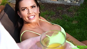 Suce pour le serviteur aux grosses fesses et seins