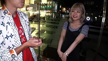 Niedliches kleines Mädchen mit Zungenpiercing