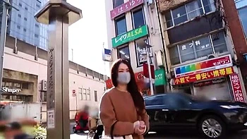 40-jährige Milf mit riesigen Titten leckt Nippel und lutscht Schwanz beim Fickvideo