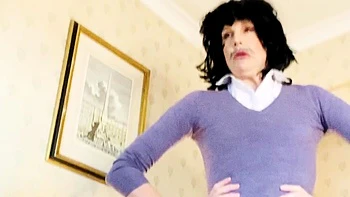 Loira amadora se masturba anal sozinha