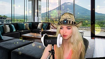 Loira adolescente sexy se exibe sozinha na webcam