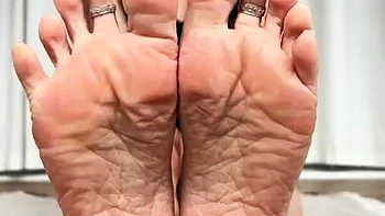 Рыжая подросток скачет и дрочит парню