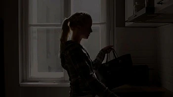 Loira e morena lésbicas lambendo e apalpando buceta