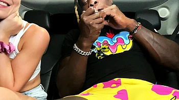 Sunny gibt POV-Handjob und interracial Blowjob