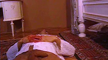 Доминирующая брюнетка-порнозвезда делает минет