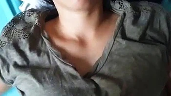 Пушистая белая девушка сосет и ебется миссионерской