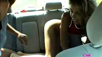 Casal amador fodendo no banco de trás: cowgirl peituda