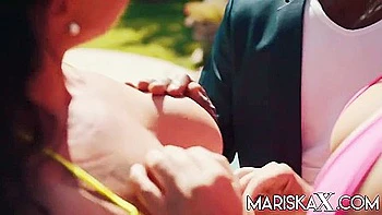 MILF texane baisée dehors avec grosse queue