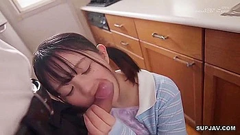 Yura Tsumugi folla a la niñera en la cocina con creampie