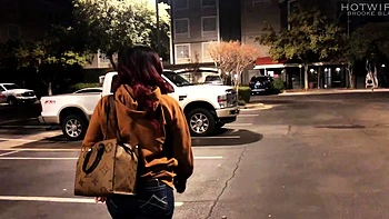 Брюнетка-любительница получает жесткий межрасовый минет