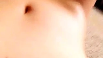 Brune ado se masturbe seule en webcam