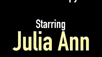 Пышногрудая Джулия Энн сосет член и скачет наездницей