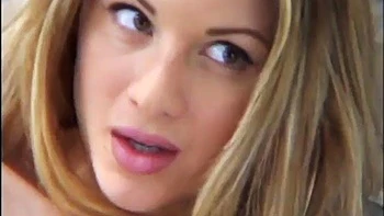 Geile Blondine mit großen Titten bekommt heftige Gesichts-Cumshots