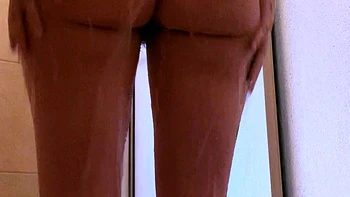 Chica teen se desnuda y se masturba en la ducha