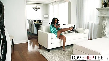 Майя Фаррелл и похоть с хватанием за щиколотки и футфетишем