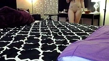 Brünette Amateur-Teeny zeigt sich im Webcam-Stream