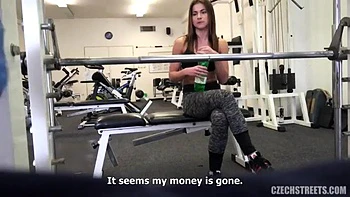 Rousse en cowgirl suce et baise à l'arrière