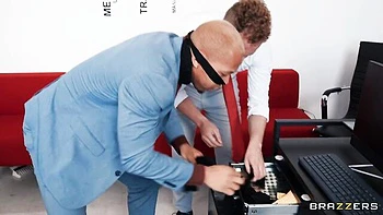 Kira Noir morena peituda monta pau negro enorme