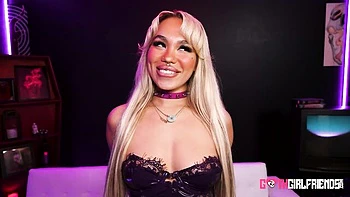 Готичная девушка сосет большой член в чулках