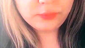 Милфа с большой грудью мастурбирует дилдо