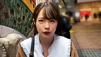 Asiatisches Girl lutscht dicken Schwanz als Cowgirl