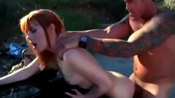 Policía pelirroja follada a cuatro y vaquera en el coche