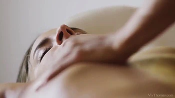 Massagem lésbica e foda 4K de Alexa Tomas & Amirah Adara