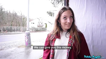 Piba punk guarra se atraganta con mi enorme polla