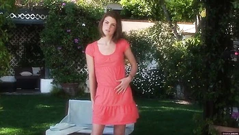 Aubrey Belle sexy se masturbe seule avec un cul ferme